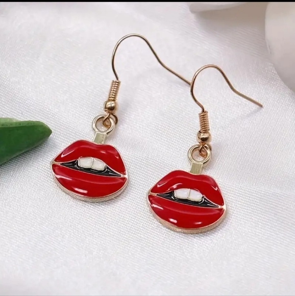 NWT LIPS  💋 Earrings - Picture 1 of 5